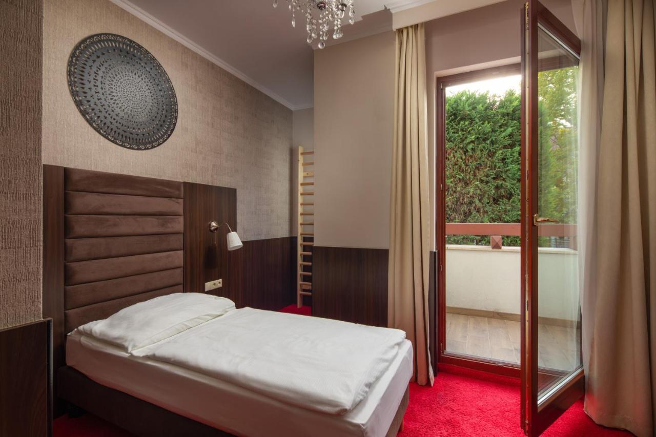 Hotel Kristaly Imperial Тата Экстерьер фото